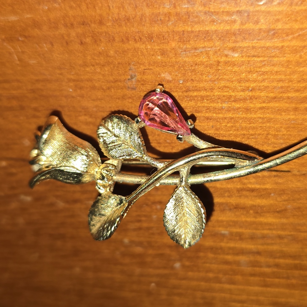 Avon Vintage Rose Brooch 1980s Gold-Tone Flower Pin with Pink Gemstone 2"x1"